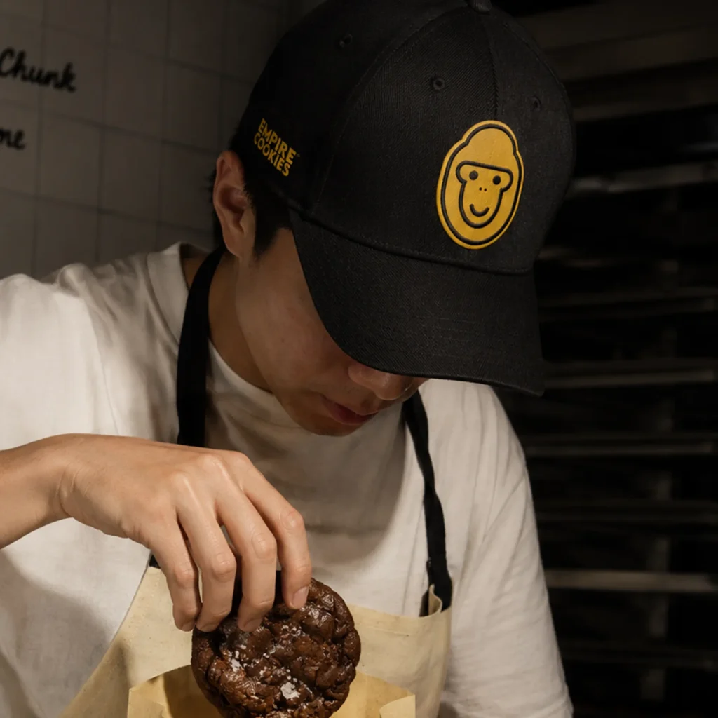 Custom caps for kitchen staff – embroidered cap on a baker