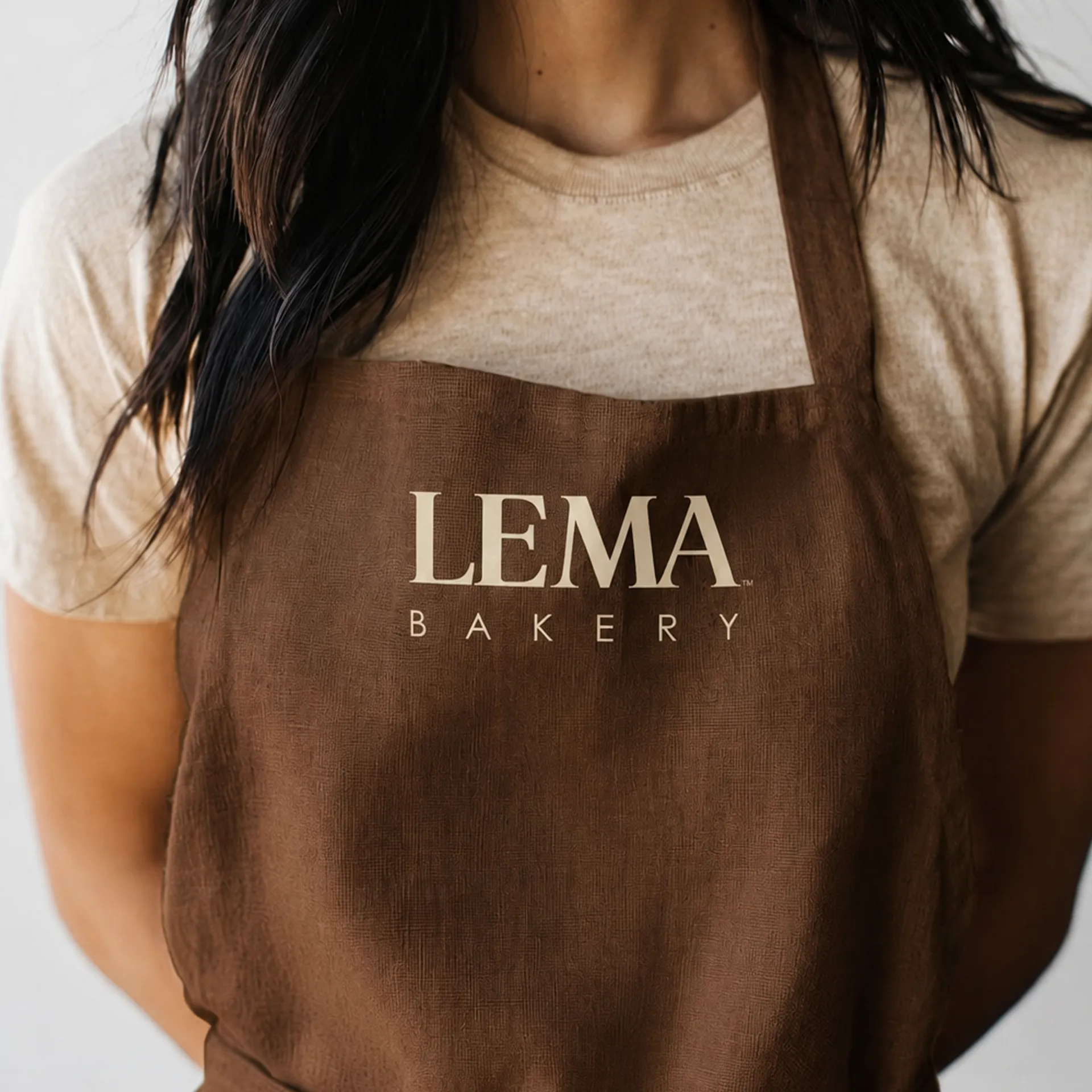 Custom aprons for bakeries – logo apron on a bakery team member